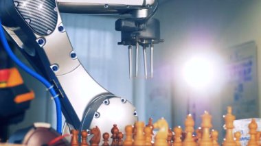 Yenilikçi robot chessplayer. Yapay zeka, makine zeka kavramı.