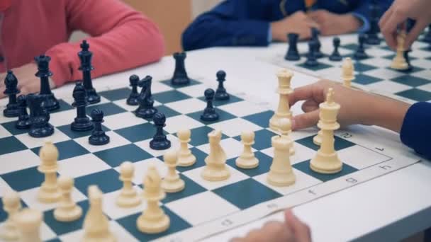 Schachbretter aus nächster Nähe. Kinder spielen Schach. — Stockvideo