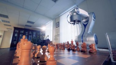 Yapay zeka, robot chessplayer bir adamla satranç oynuyor. 4k.