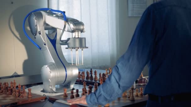 Рука робота, рука робота играет в шахматы с мужчиной. Футуристическая концепция . — стоковое видео