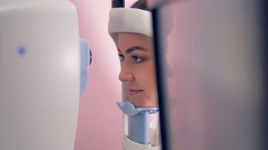 Onu görme muayene sırasında bir genç kadının yüzünü kapat