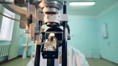 Doktor bir görme test makinesi çeşitli yönlere hareket ediyor