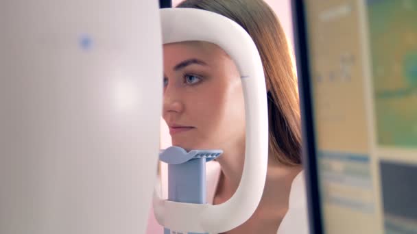 Twarz młodego womans podczas badania oczu w położeniu statycznym — Wideo stockowe