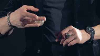 Adam el ile bir Top oynayın.