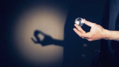 Bir dianond ile sihirli bir hüner gösteren bir sihirbaz. 4k.