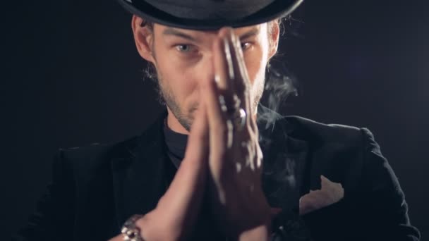 Magician let smoke comes from hands. — Stock Video