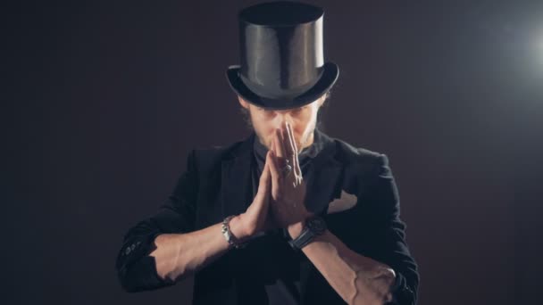 Le magicien crée de la fumée des mains. 4K . — Video