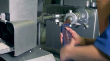 İşçi tütsülenmiş sosis plastik wrap ve net canlı bomba.