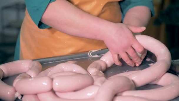 Arbeiter formt aus einer langen Wurst viele kurze Würste. — Stockvideo