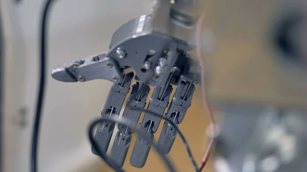 Bir gri unmoving robotlar elde ayrıntılı Görünüm. 