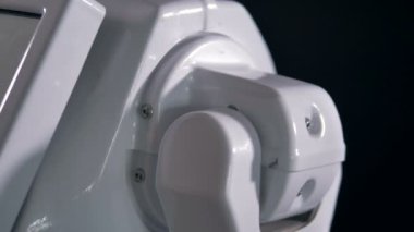 Robot omuz ve göğüs. Robot vücut detay hareket. 4k.
