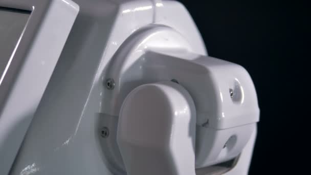 Ρομποτική ώμος και ο θώρακας. Ρομπότ λεπτομέρεια το σώμα σε κίνηση. 4k. — Αρχείο Βίντεο