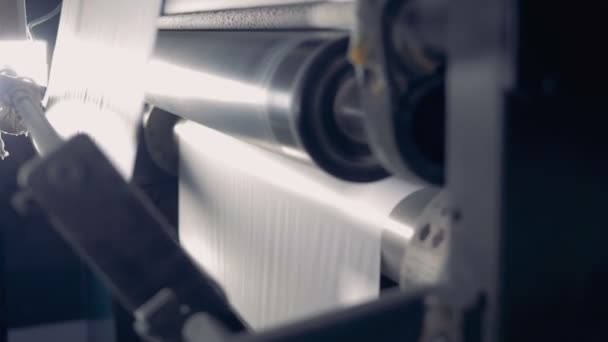 Närbild av ett papper rullande på en produktionslinje. Papper Återvinningsutrustning fabrik. — Stockvideo
