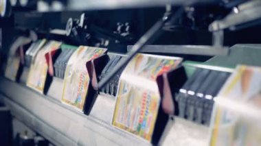 Üretim konveyör ofset. Hazır dergi bir Konveyör bant.