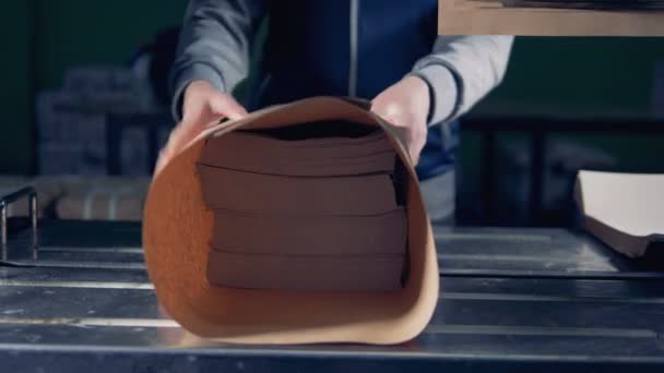 Trabalhador embalagem de mercadorias em embalagens de papel usando equipamentos automáticos . — Vídeo de Stock