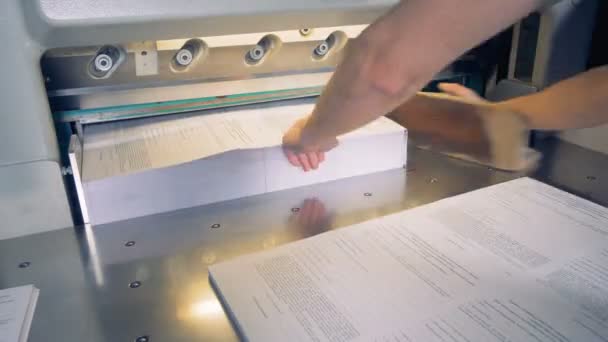Zeitraffer. Papierschneidemaschine schneidet Papier für Stücke. — Stockvideo