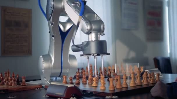 Roboterhand beim Schachspielen. 4k. — Stockvideo