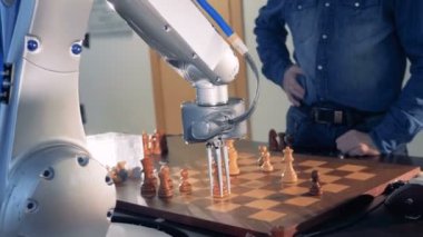 Yapay zeka, robot chessplayer bir adamla satranç oynuyor. 4k.
