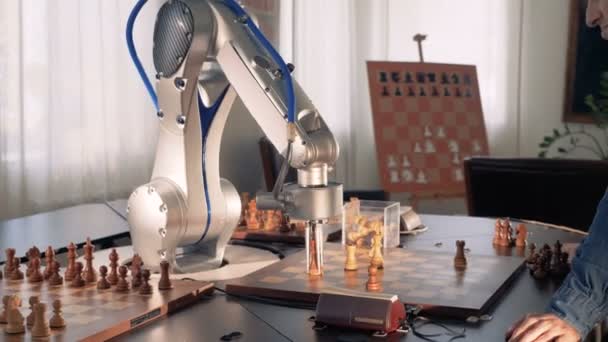 Роботизированная рука играет в шахматы. Концепция искусственного интеллекта. 4K . — стоковое видео