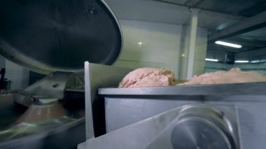 Et kapsayıcıdan coşkulu bir makineye taburcu oluyor