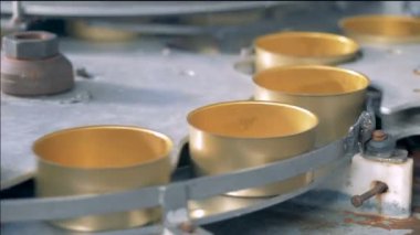 Altın teneke kutular Konveyör bant alıyorsanız