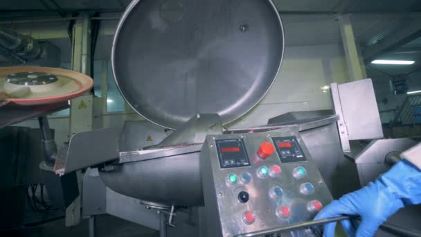 Cierre de una máquina de agitación de carne mientras se trabaja — Vídeo de stock