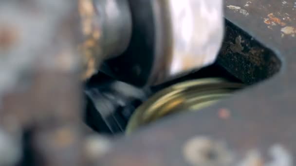 Заводская машина выпускает покрытия для жестяных банок — стоковое видео