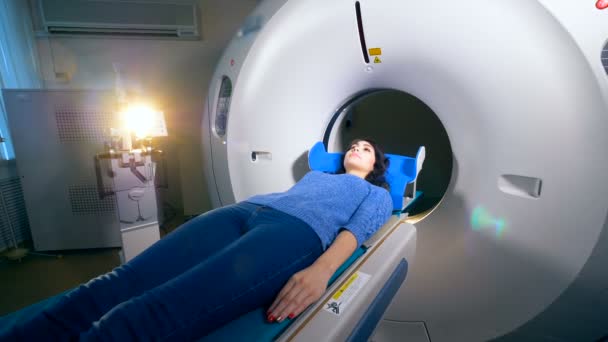 Una paziente donna giace su un lettino per macchine CT . — Video Stock