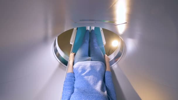 Pohled shora na ženu podstupující Ct vyšetření. - Stock záběr