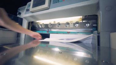 Kağıt kesme endüstriyel makine. Ev baskı.