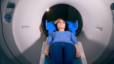 Ct tarayıcı açık bir yüzüğü bir kadın slaytlardan dışarı. 