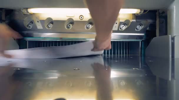 Equipo de papel cortado en la imprenta . — Vídeo de stock