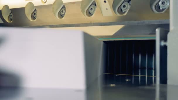 Industriële guillotine machine bij afdrukken fabriek. Industriële schaar voor snijden papier schaar. — Stockvideo