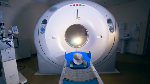 Um olhar atento sobre uma máquina de tomografia computadorizada . — Vídeo de Stock