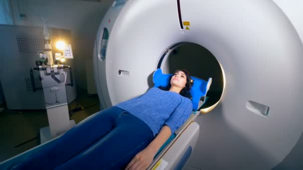 Eine Patientin beendet den Scanvorgang an einem CT-Gerät. — Stockvideo