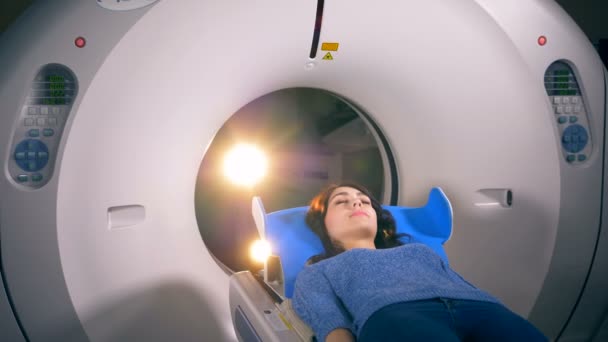 Eine Frau mit geschlossenen Augen bereitet sich auf einen Ct-Scan vor. — Stockvideo