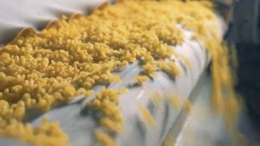 Spagetti bir kemer üzerinde yavaşça ve sağ taraftan kenar görünümden düşüyor .