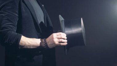 Magicianturning onun siyah silindir şapka. Yüzü olmayan.