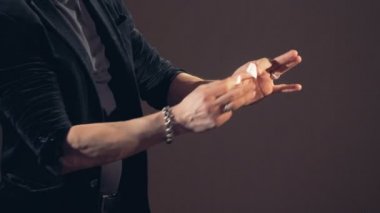 Bir sihirbaz bir kristal elleriyle içine ateş dönüştürme