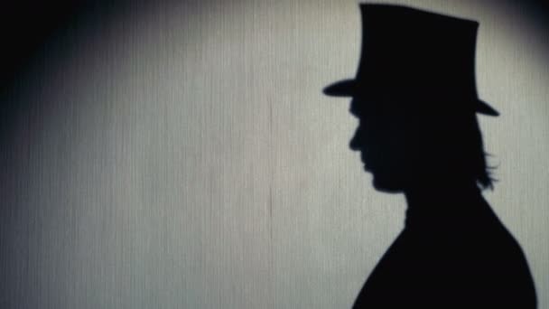 Silhouette mago in un cappello a cilindro che mostra un trucco. Primo piano . — Video Stock