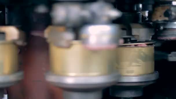 Close up de latas com carne sendo selada e apertada por uma máquina de fábrica — Vídeo de Stock