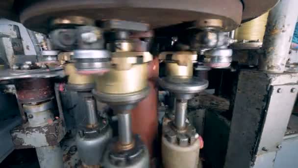 La máquina rotatoria de la fábrica está sellando latas de lata con carne — Vídeo de stock