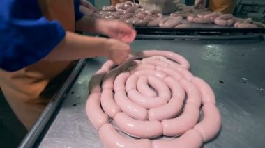 Bir kasap teslim bir link sosis çıplak ile çalışıyor