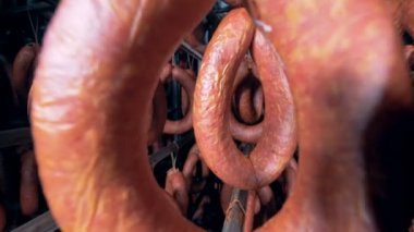 Et depolama tesisi içinde idam tütsülenmiş sosis ile