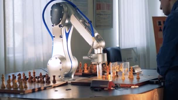 Ηλεκτρονική ρομπότ κινείται σκάκι στοιχεία σχετικά με μια εικονική ηλεκτρονική σκακιέρα. — Αρχείο Βίντεο