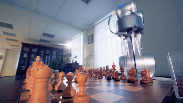 Timelapse séquences de l'homme et robot jouer aux échecs les uns avec les autres — Video