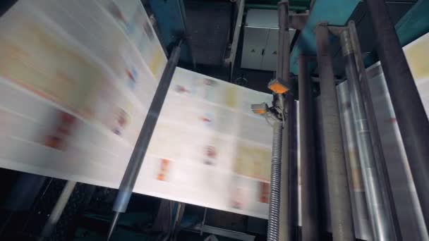 Novinový tisk od tiskařský lis v tiskárnách. — Stock video