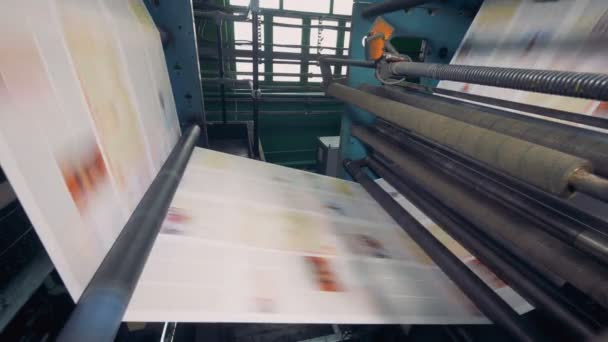 Processus d'impression de journaux. Machine de typographie d'imprimerie. Vue rapprochée . — Video