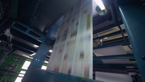 Vista de perto de um processo de impressão de jornais . — Vídeo de Stock
