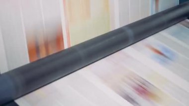 Ayrıntılı görünümü eylem bir baskı makinesinde. Kamera geçen Gazeteler. 4k.